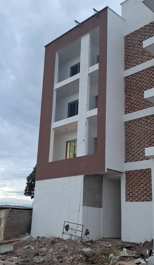 Immeuble R+3 — façade en travaux